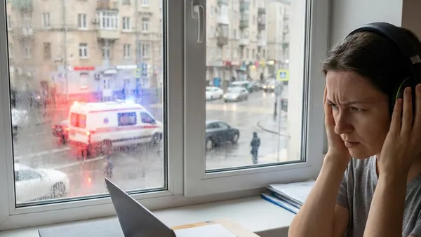 テレワーク中の「救急車のサイレン」がうるさい！窓で解決できる限界と、本当に止める唯一の方法